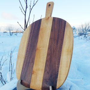 Pizzafjøl laget av valnøtt og lokal bjørk fra Valderøya. Fungerer også fint som tapas- eller ostebrett.