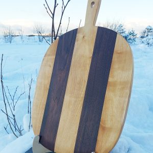 Pizzafjøl laget av valnøtt og lokal bjørk fra Valderøya. Fungerer også fint som tapas- eller ostebrett.