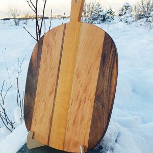 Pizzafjøl laget av valnøtt og lokal bøk fra Valderøya. Fungerer også fint som tapas- eller ostebrett.