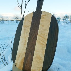 Pizzafjøl laget av valnøtt og lokal flammelønn fra Valderøya. Fungerer også fint som tapas- eller ostebrett.