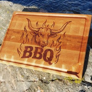 Skjærefjøl i eik endeved med BBQ-motiv