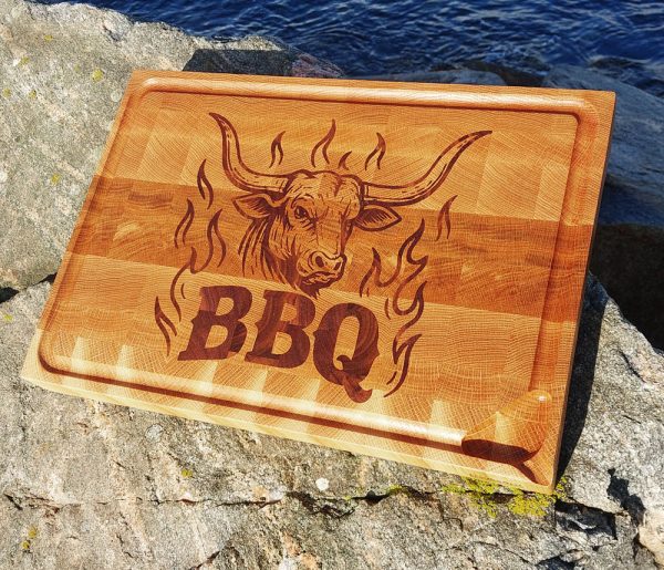 Skjærefjøl i eik endeved med BBQ-motiv