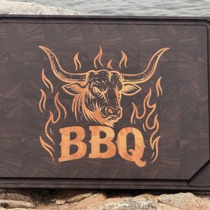 Stor eksklusiv skjærefjøl i valnøtt med innfelt BBQ-motiv