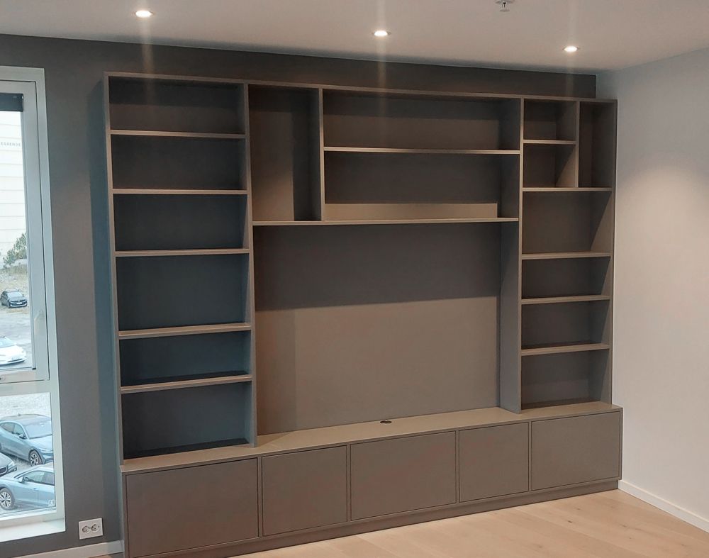 Plassbygget reol med skap og plass til TV og lydplanke i midten
