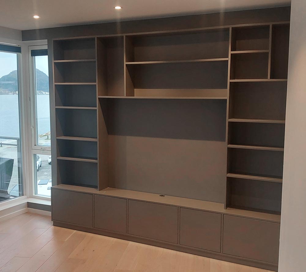 Plassbygget reol med skap og plass til TV og lydplanke i midten