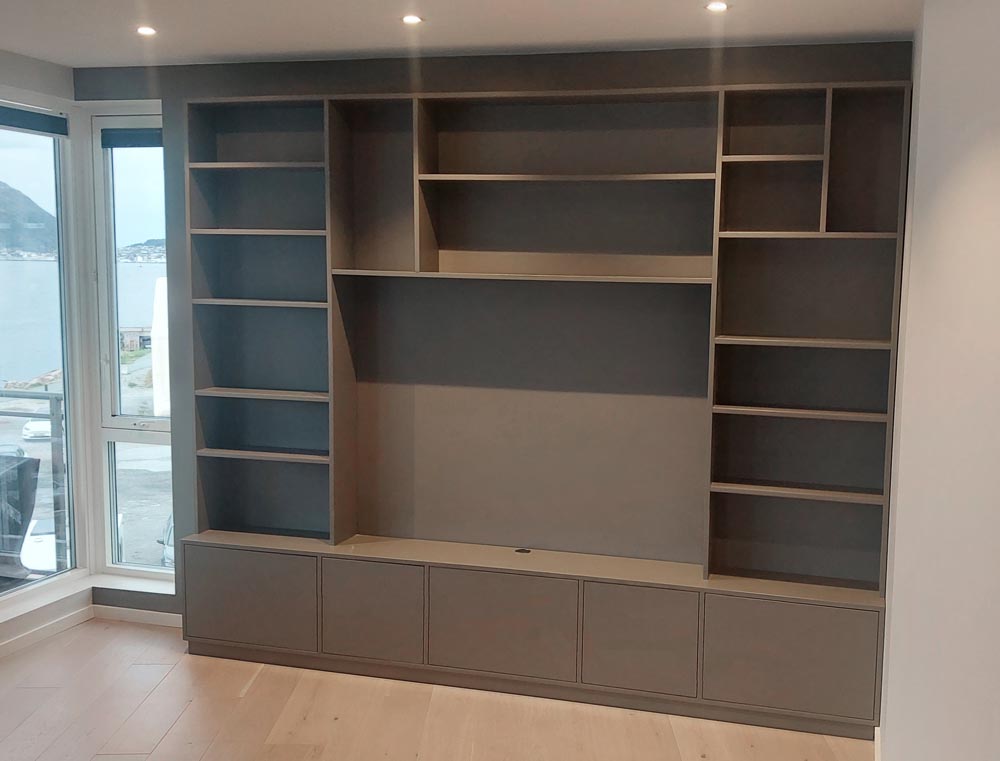 Plassbygget reol med skap og plass til TV og lydplanke i midten