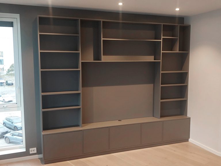 Plassbygget reol med skap og plass til TV og lydplanke i midten