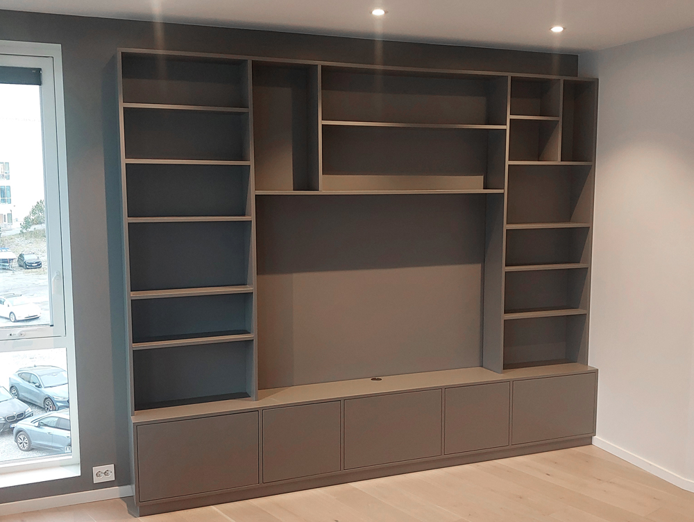 Plassbygget reol med skap og plass til TV og lydplanke i midten