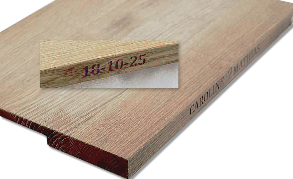 Eksempel på skjærefjøl med CNC-gravert tekst på sidene