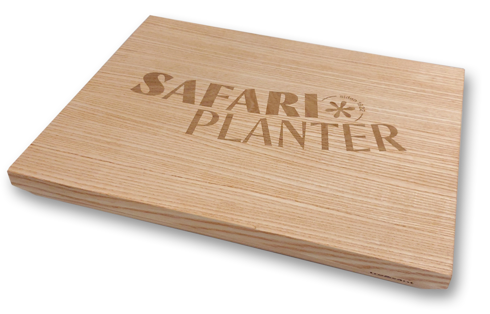 Skjærefjøl i ask med innlagt logo i eik