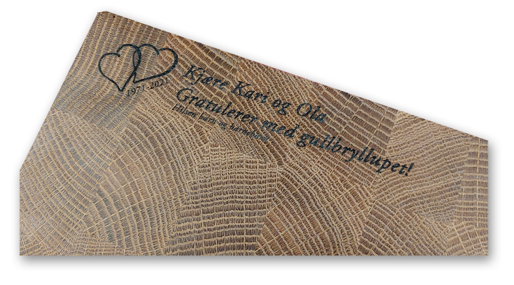 Eksempel på lasergravert hilsen i eik endeved